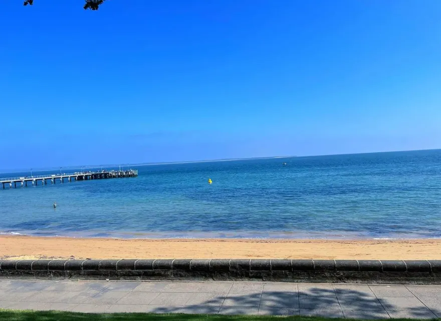 Cowes Beach Chill and Soak