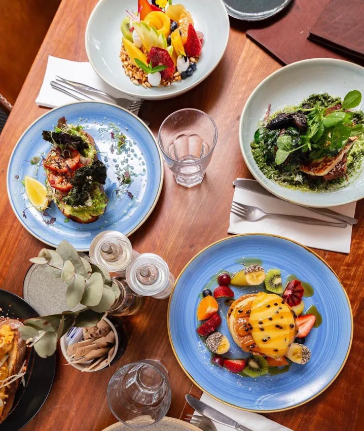 Have breakfast at a pleasant café